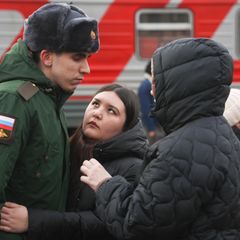 Russische Wehrpflichtige und ihre Angehörigen bei einer Verabschiedungszeremonie im November 2024