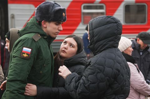 Russische Wehrpflichtige und ihre Angehörigen bei einer Verabschiedungszeremonie im November 2024