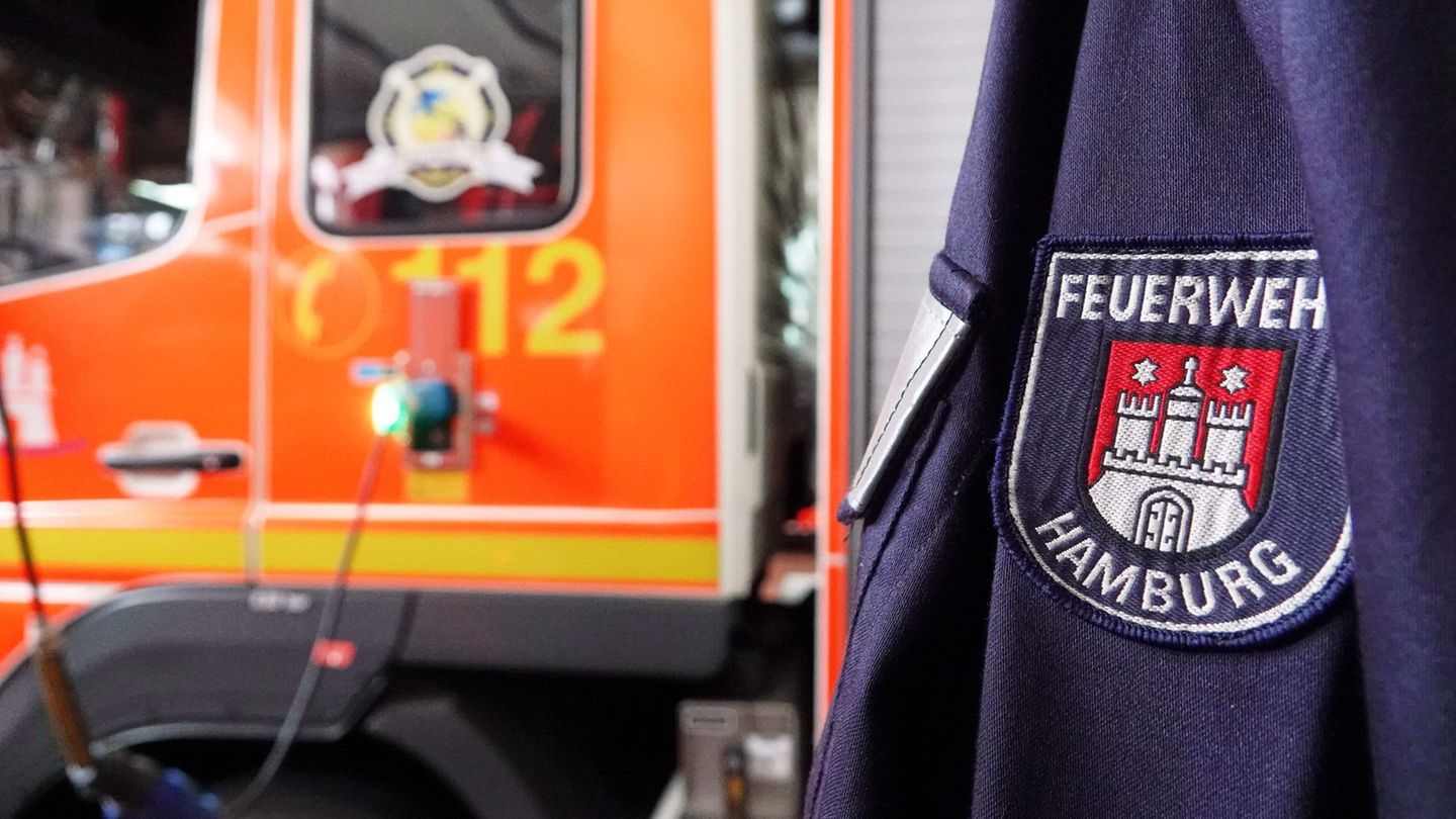 Die Feuerwehr Hamburg verhindert das Auslaufen einer ätzenden Chemikalie. (Symbolfoto) Foto: Julian Weber/dpa