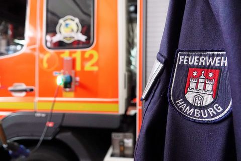 Die Feuerwehr Hamburg verhindert das Auslaufen einer ätzenden Chemikalie. (Symbolfoto) Foto: Julian Weber/dpa