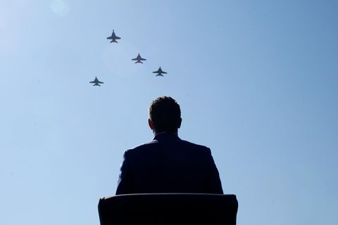 Pete Hegseth: Ein Blick in den Himmel auf vier Kampfjets