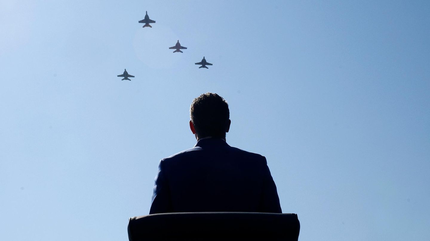 Pete Hegseth: Ein Blick in den Himmel auf vier Kampfjets