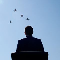 Pete Hegseth: Ein Blick in den Himmel auf vier Kampfjets