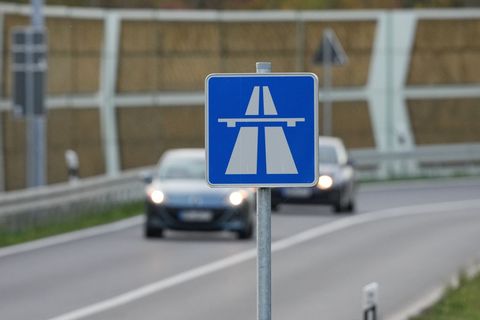 Die A96 ist nach einem Unfall ab der Anschlussstelle Aitrach in Richtung Lindau gesperrt. (Symbolbild) Foto: Soeren Stache/dpa