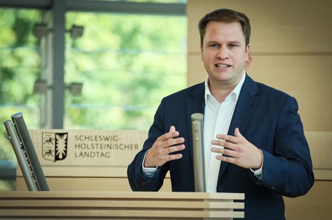 FDP-Fraktionschef Christopher Vogt kritisiert die in Schleswig-Holstein geschaffene Möglichkeit, dass Beamte, Beschäftigte und S