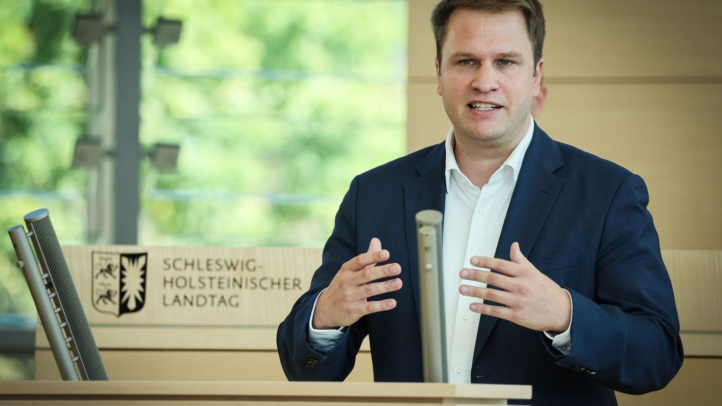 FDP-Fraktionschef Christopher Vogt kritisiert die in Schleswig-Holstein geschaffene Möglichkeit, dass Beamte, Beschäftigte und S