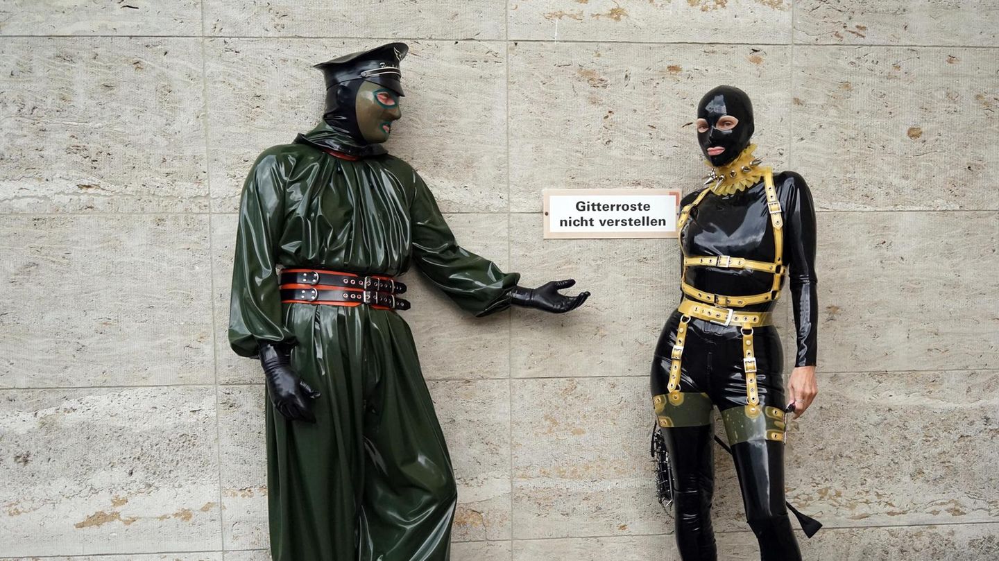 Venus 2025: Zwei Menschen in Latex-Anzügen