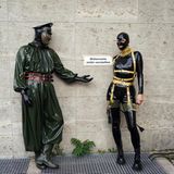 Venus 2025: Zwei Menschen in Latex-Anzügen