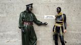 Venus 2025: Zwei Menschen in Latex-Anzügen