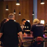 Venus 2025: Ein Mann mit "Nee, ficken"-Shirt sitzt am Tresen