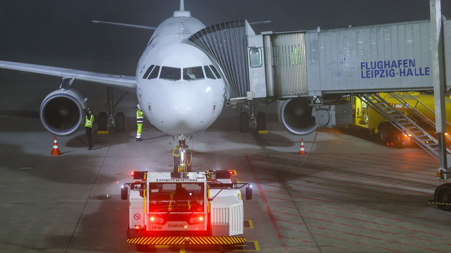 Lufthansa hat 130 Beschäftigten an den sächsischen Flughäfen gekündigt. (Archivbild) Foto: Jan Woitas/dpa