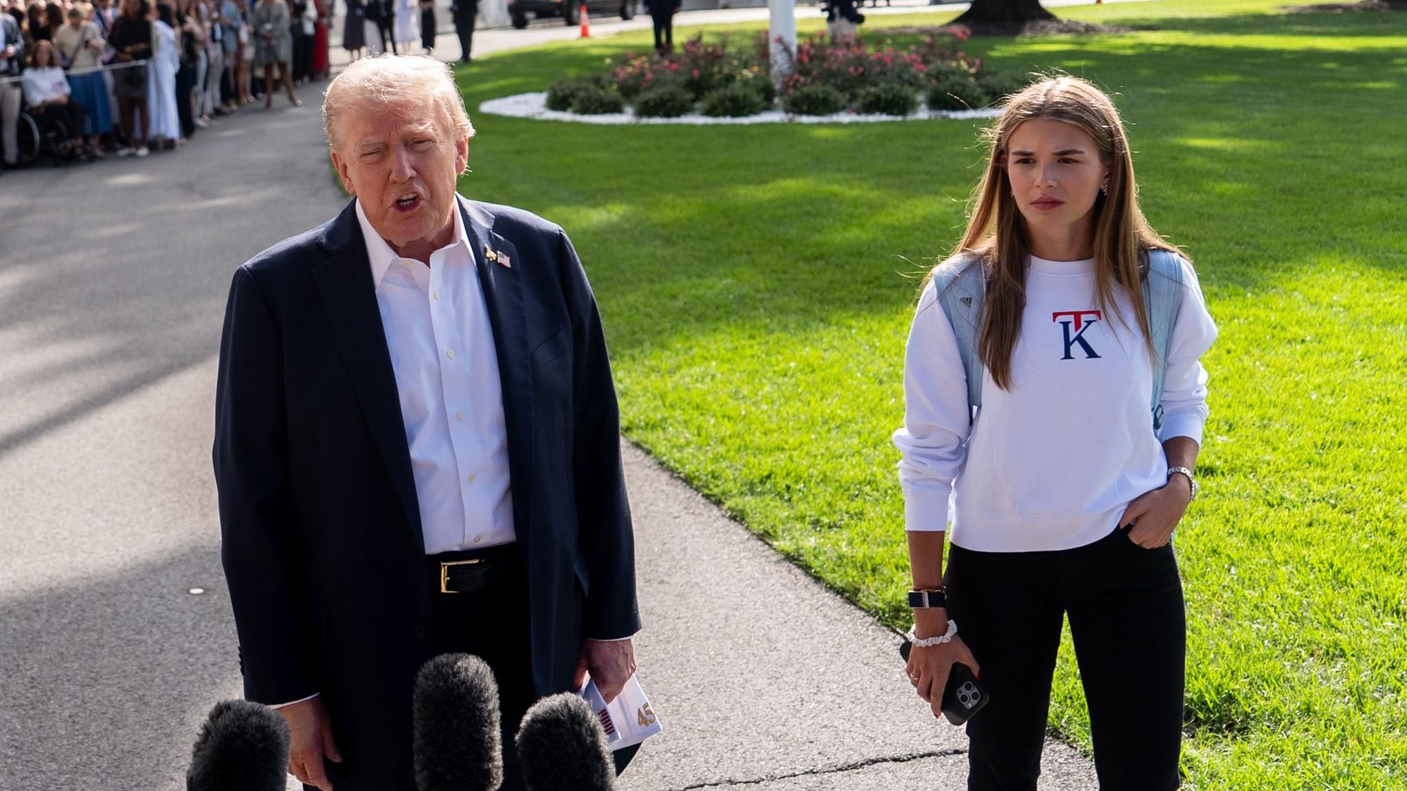 An Opas Seite: Donald Trump spricht vor dem Besuch des Ryder Cup mit Reportern - Kai Trump begleitet ihn