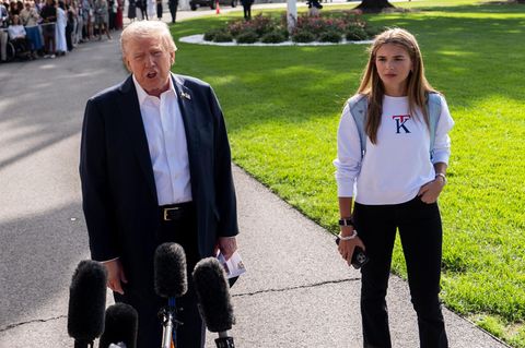 An Opas Seite: Donald Trump spricht vor dem Besuch des Ryder Cup mit Reportern - Kai Trump begleitet ihn