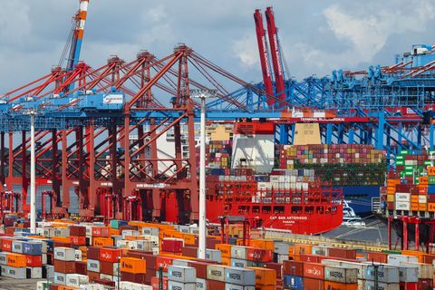 Deutschlands Seehäfen benötigen nach Ansicht des Zentralverbands der deutschen Seehafenbetriebe (ZDS) und des Deutschen Gewerksc