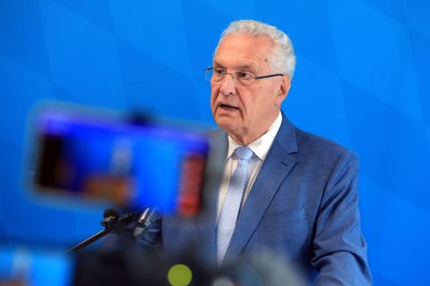 Bayerns Innenminister Joachim Herrmann (CSU) hat die Änderungen per Anweisung verfügt. (Archivbild) Foto: Karl-Josef Hildenbrand