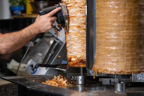 Nicht jedes Fleisch darf in einen Döner Kebab. (Symbolbild) Foto: Christoph Schmidt/dpa