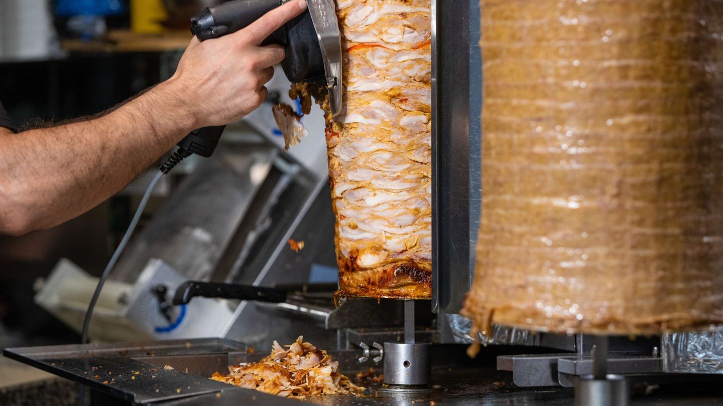 Nicht jedes Fleisch darf in einen Döner Kebab. (Symbolbild) Foto: Christoph Schmidt/dpa