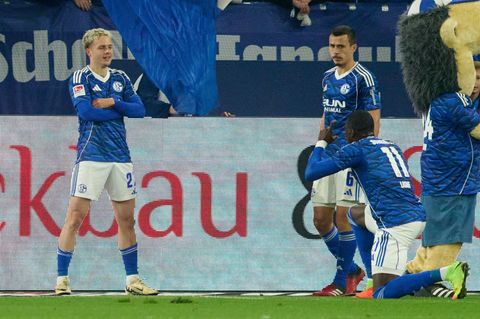 Finn Porath (l.) jubelt über sein Tor für Schalke. (Archivbild) Foto: Bernd Thissen/dpa