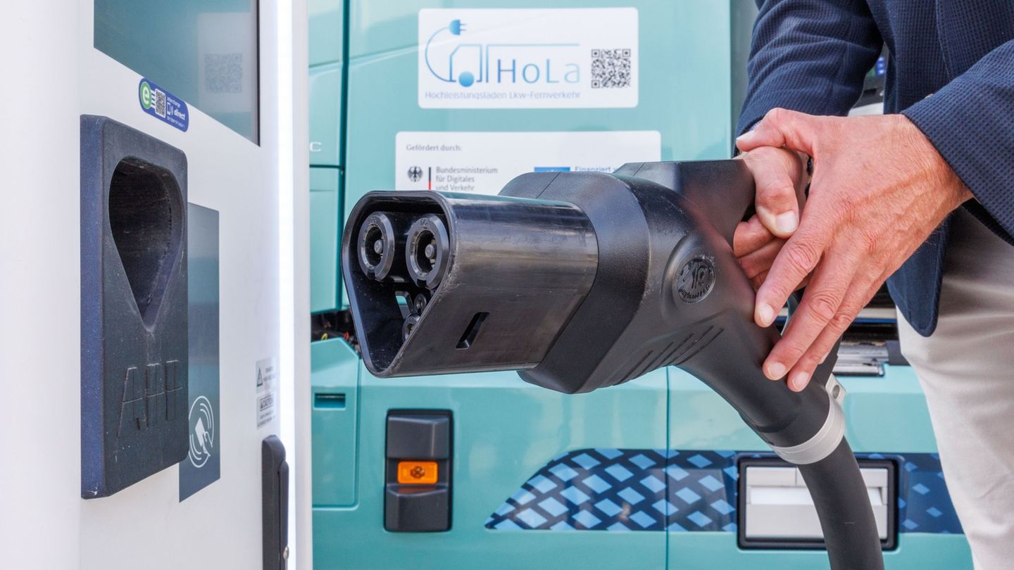 Ladekabel mit hoher Leistung: An der A2 gibt es einen neuen Ladepark für Elektro-Lastwagen Foto: Friso Gentsch/dpa