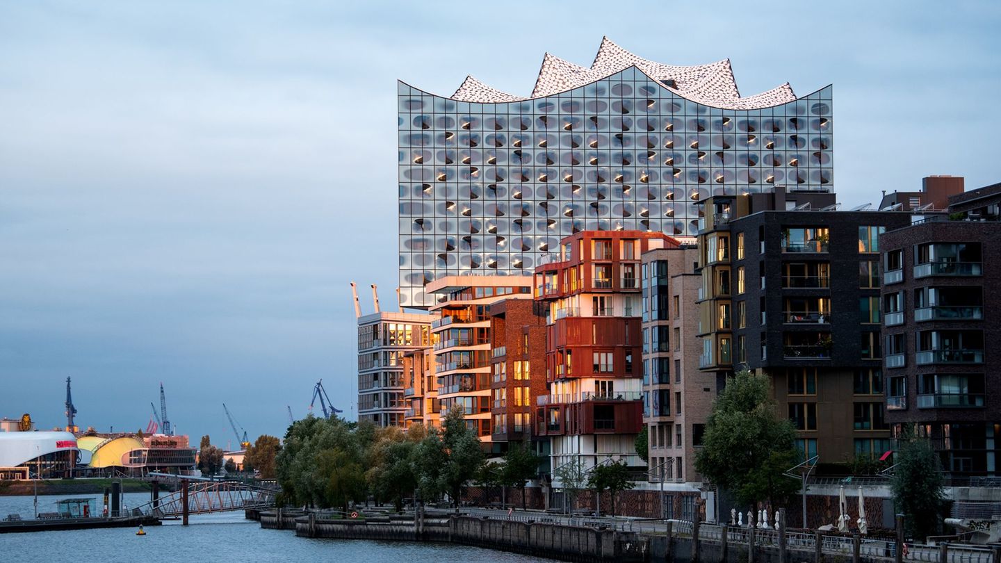 In der Hafencity gibt es nach wie vor die teuersten Eigentumswohnungen in Hamburg. (Archivbild) Foto: Daniel Bockwoldt/dpa
