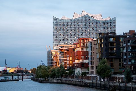 In der Hafencity gibt es nach wie vor die teuersten Eigentumswohnungen in Hamburg. (Archivbild) Foto: Daniel Bockwoldt/dpa