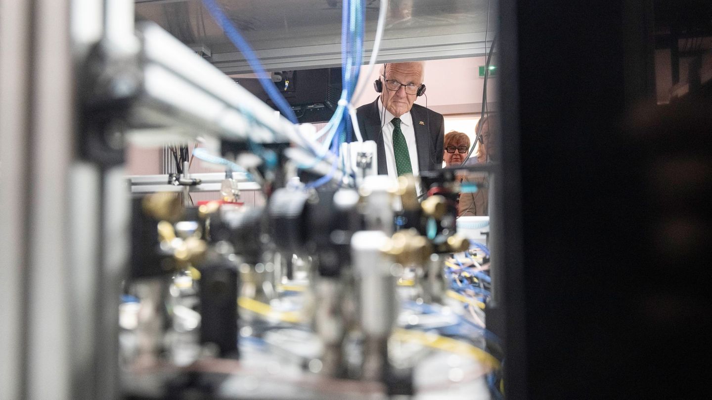 Besucht die Welt der Quanten: Winfried Kretschmann. Foto: Marijan Murat/dpa