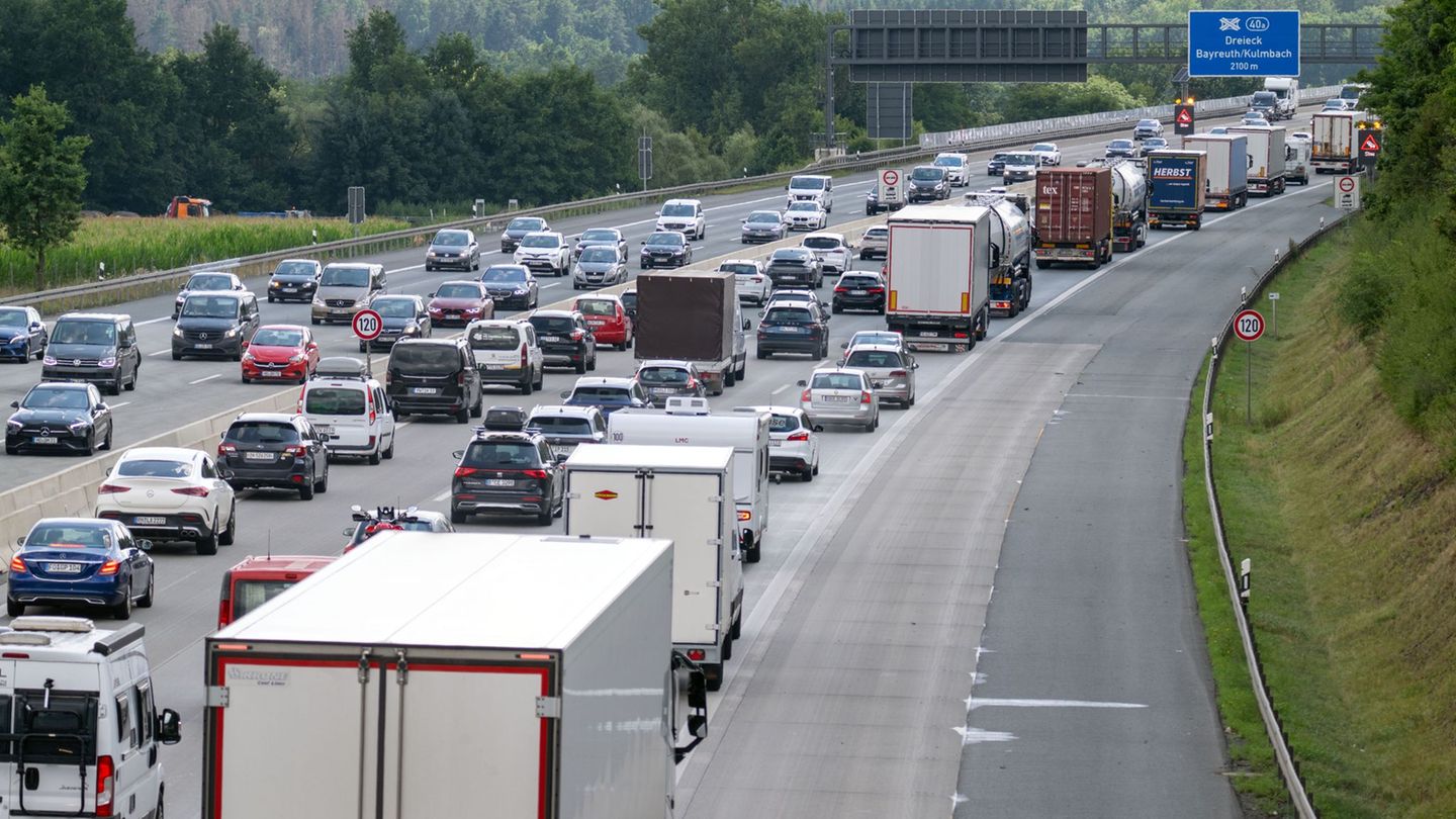 Wegen des langen Wochenendes und der Herbstferien wird mit Staus vor allem an den Samstagen im Oktober gerechnet. (Archivbild) F