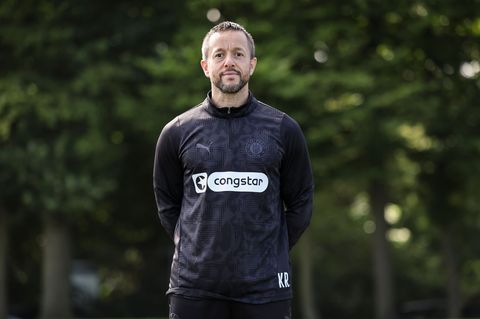 Für ihn ist der Innenraum im Bundesliga-Spiel bei Werder Bremen gesperrt: St. Paulis Athletiktrainer Karim Rashwan (Archiv) Foto