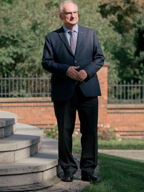 Ministerpräsident Reiner Haseloff posiert für ein Portrait im Garten der Staatskanzlei in Magdeburg im September 2025