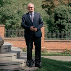 Ministerpräsident Reiner Haseloff posiert für ein Portrait im Garten der Staatskanzlei in Magdeburg im September 2025