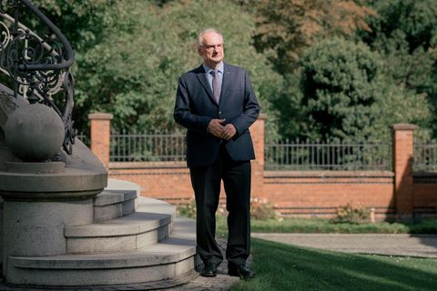 Ministerpräsident Reiner Haseloff posiert für ein Portrait im Garten der Staatskanzlei in Magdeburg im September 2025