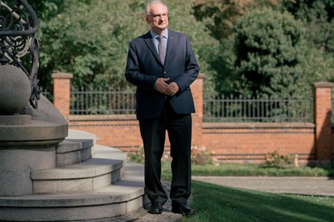Ministerpräsident Reiner Haseloff posiert für ein Portrait im Garten der Staatskanzlei in Magdeburg im September 2025