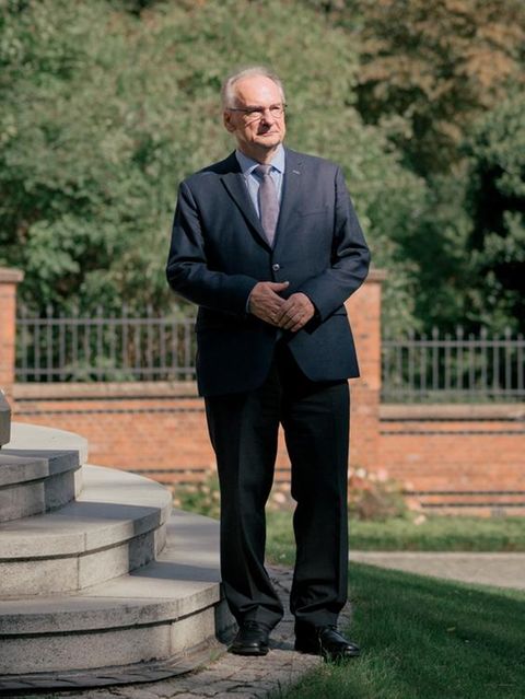 Ministerpräsident Reiner Haseloff posiert für ein Portrait im Garten der Staatskanzlei in Magdeburg im September 2025