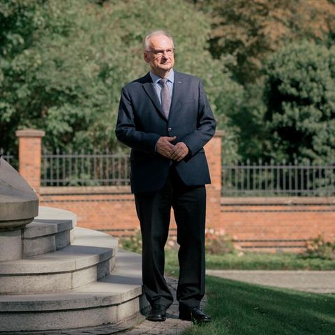 Ministerpräsident Reiner Haseloff posiert für ein Portrait im Garten der Staatskanzlei in Magdeburg im September 2025