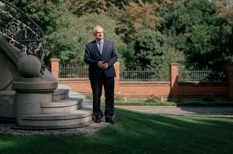 Ministerpräsident Haseloff posiert für ein Portrait im Garten der Staatskanzlei in Magdeburg im September 2025