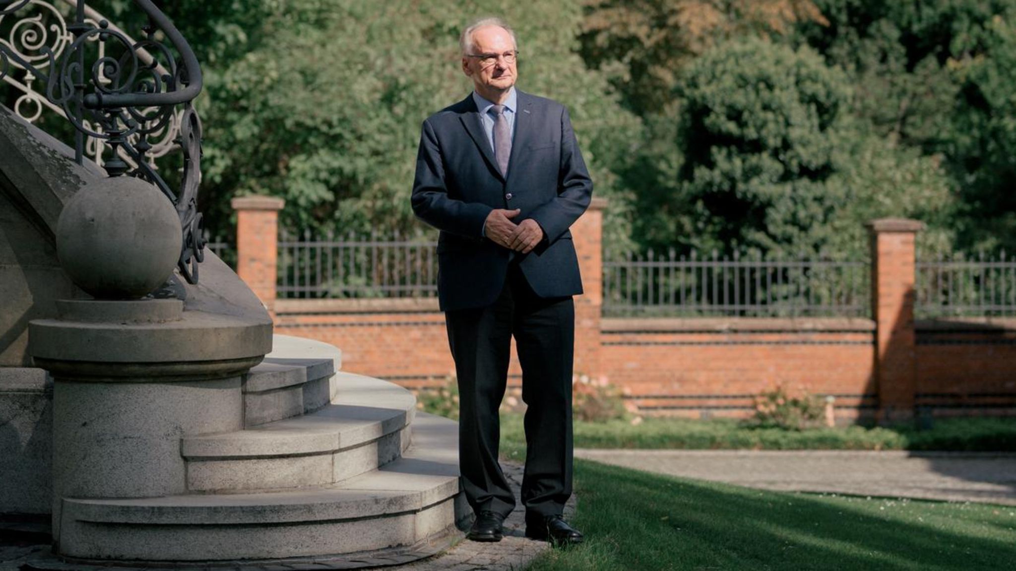 Ministerpräsident Reiner Haseloff posiert für ein Portrait im Garten der Staatskanzlei in Magdeburg im September 2025