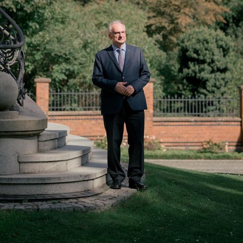 Ministerpräsident Haseloff posiert für ein Portrait im Garten der Staatskanzlei in Magdeburg im September 2025
