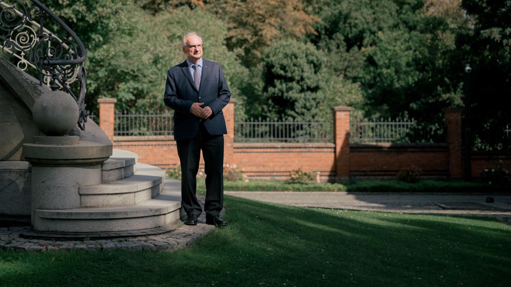 Ministerpräsident Haseloff posiert für ein Portrait im Garten der Staatskanzlei in Magdeburg im September 2025