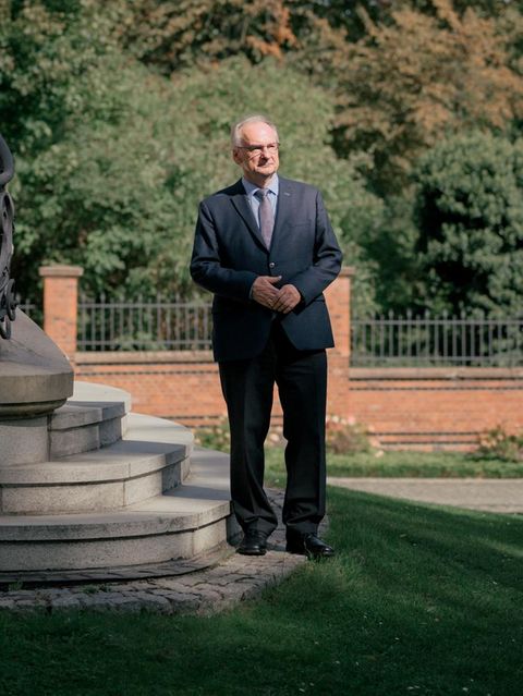 Ministerpräsident Haseloff posiert für ein Portrait im Garten der Staatskanzlei in Magdeburg im September 2025