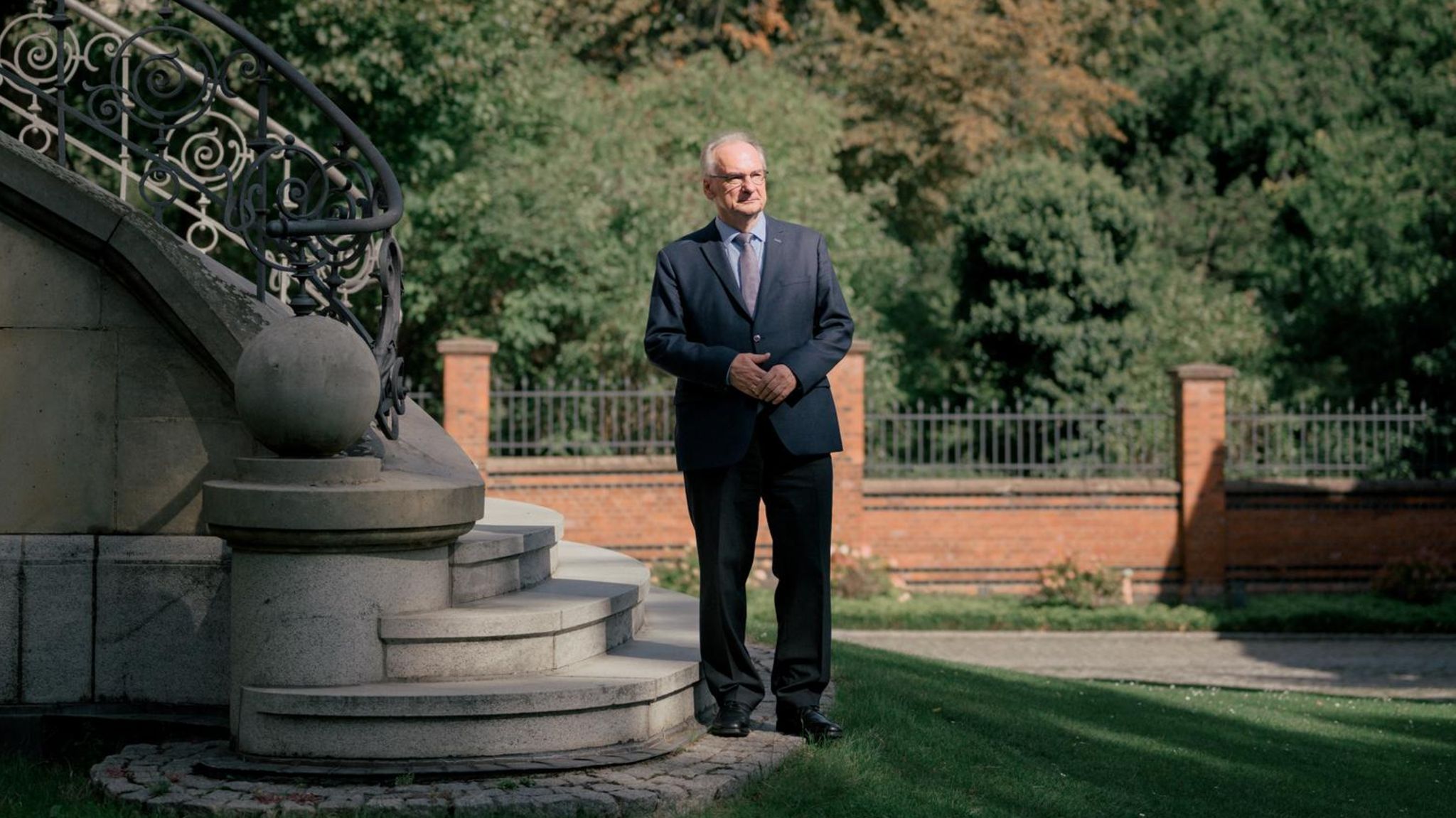 Ministerpräsident Reiner Haseloff posiert für ein Portrait im Garten der Staatskanzlei in Magdeburg im September 2025