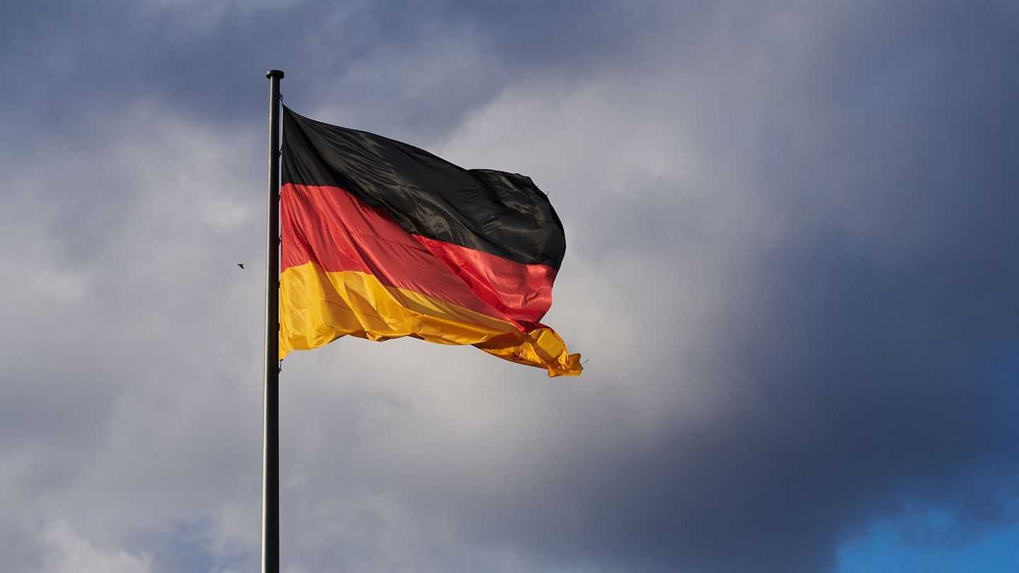 Eine knappe Mehrheit der Ostdeutschen sieht die Einheit als Gewinn. (Archivbild) Foto: Annette Riedl/dpa