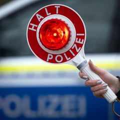 Nach einem mutmaßlichen illegalen Rennen in Anklam ermittelt die Polizei nun gegen zwei junge Autofahrer. (Illustration) Foto: S