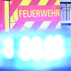 Die Brandursachenermittlung wurde eingeleitet. (Symbolbild) Foto: Bernd Weißbrod/dpa