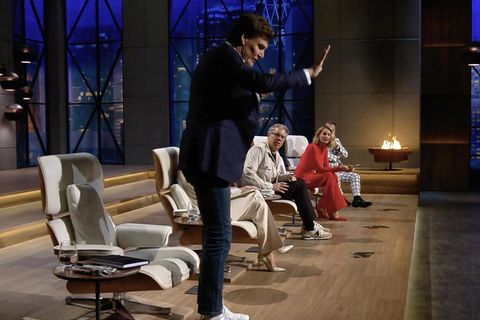 Carsten Maschmeyer verlässt das Studio.