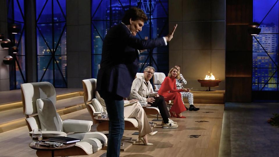 Carsten Maschmeyer verlässt das Studio.