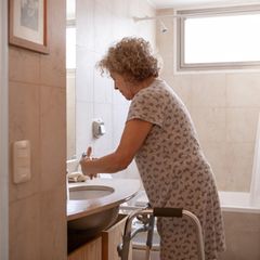 Debatte um Pflegegrad 1: Seniorin mit Rollator