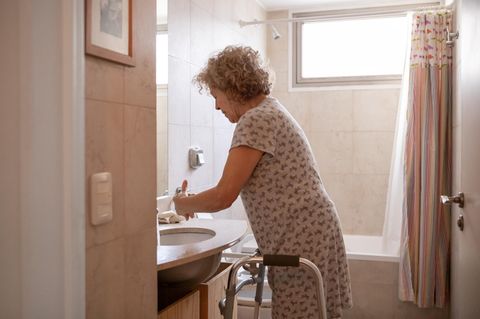 Debatte um Pflegegrad 1: Seniorin mit Rollator