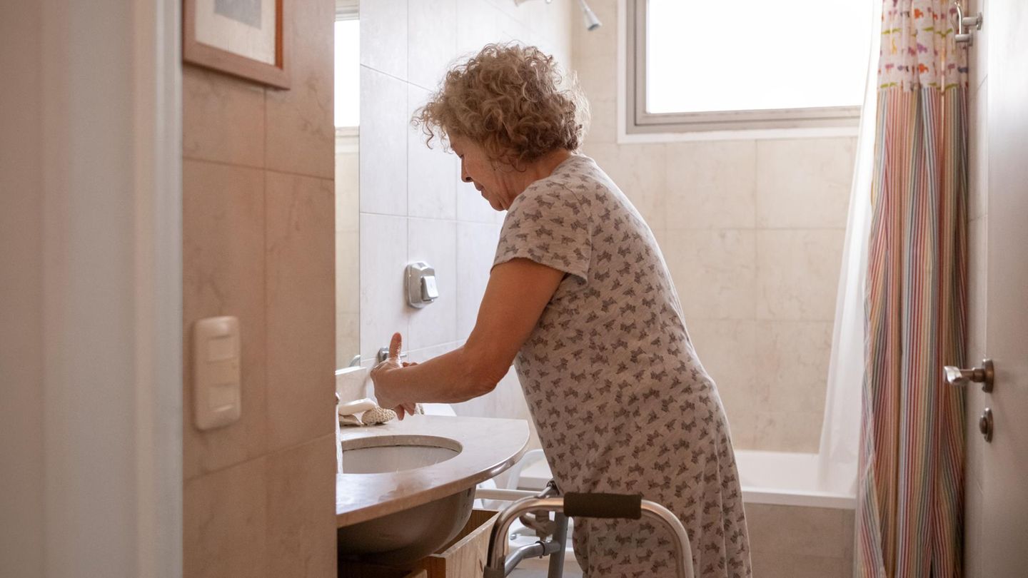 Debatte um Pflegegrad 1: Seniorin mit Rollator