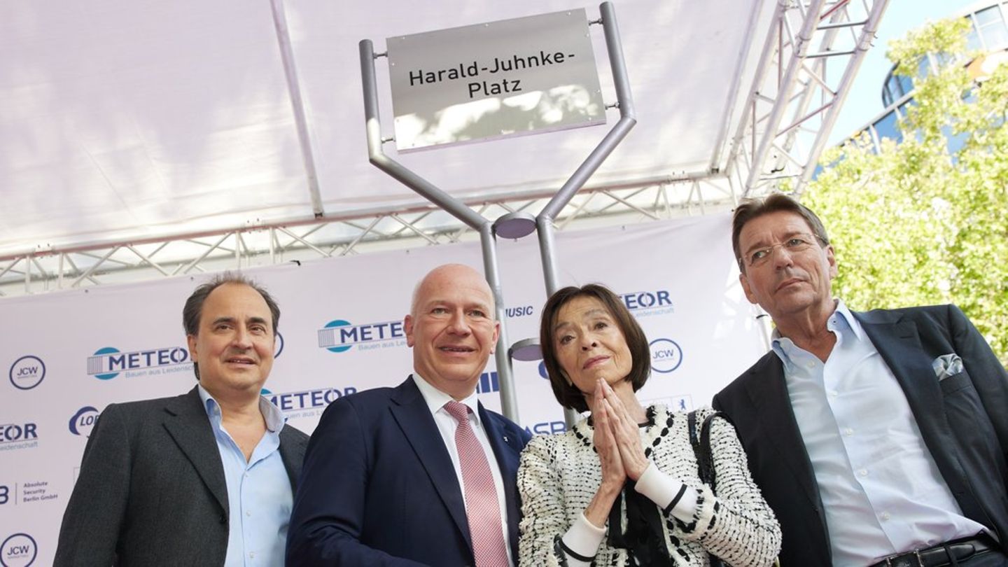 Oliver Juhnke, Kai Wegner, Susanne Juhnke und Peter Wolf (v.l.) bei der Zeremonie.
