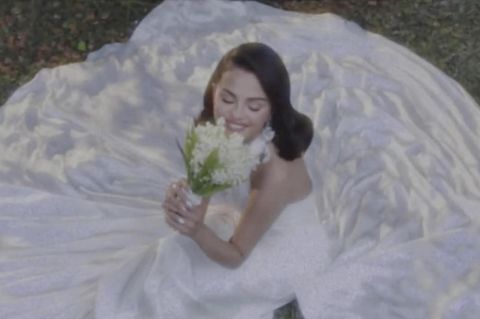 Selena Gomez mit Brautstrauss